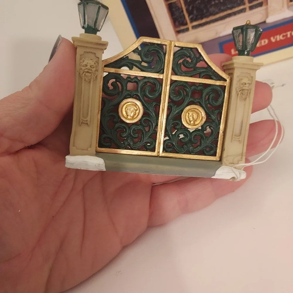 Vintage 1999 Lemax Village Collection - Lighted Victorian Gated Fence, Set of 5 - Picture 9 of 14
